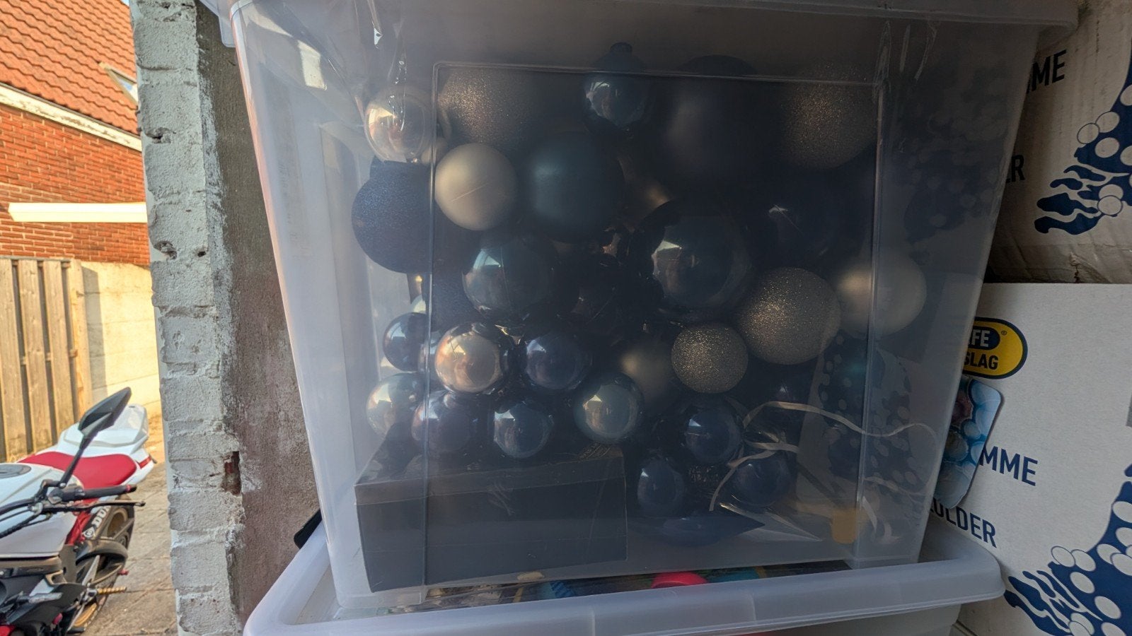 Grote bak blauwe en zilveren kerstballen plastic, Ophalen of Verzenden, Zo goed als nieuw