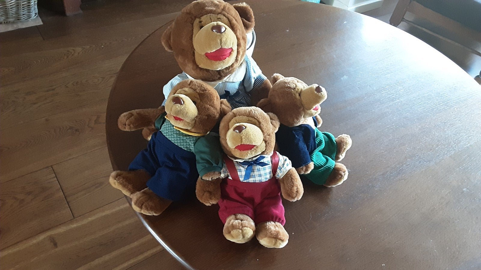Leuke berenfamilie met kleertjes aan, Gebruikt, Beer, Ophalen of Verzenden, Met kleding of accessoire