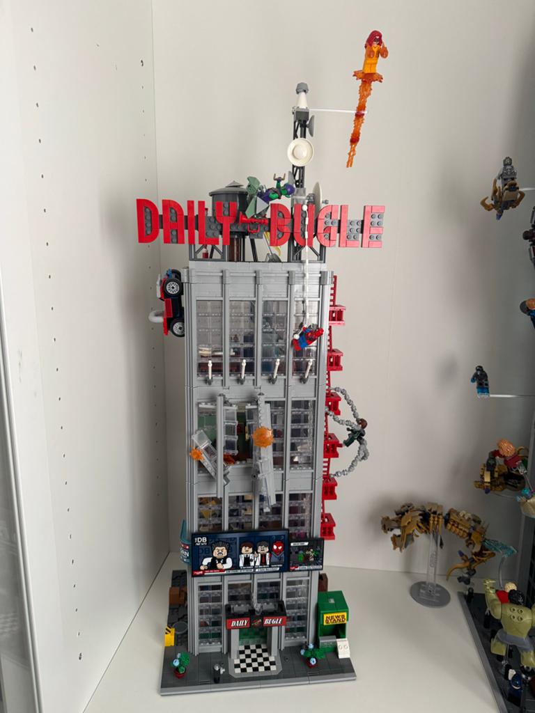 LEGO 76178 Daily Bugle - Compleet met figuren doos en boek, Ophalen of Verzenden, Zo goed als nieuw