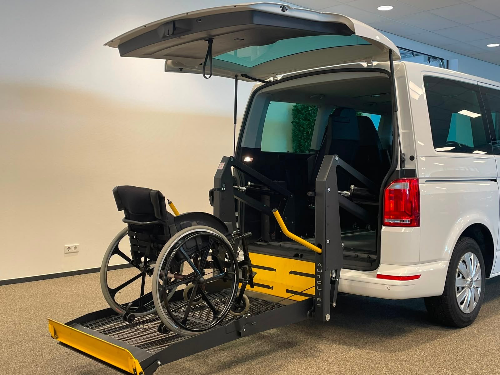 Volkswagen Caravelle L1H1 Rolstoelbus Rolstoel voorin, 12 maanden, Stof, Gebruikt, Parkeersensor