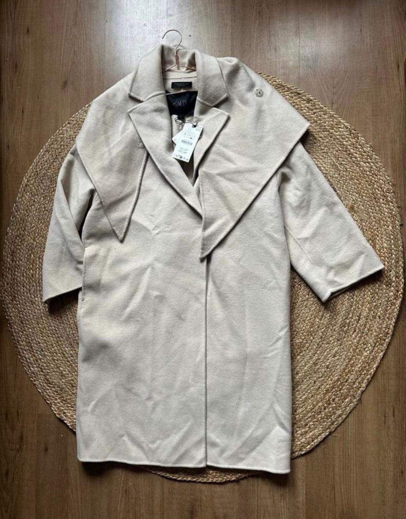 Nieuw met prijskaartje: ecru wollen jas met sjaal van Zara, Ophalen of Verzenden, Zo goed als nieuw, Beige