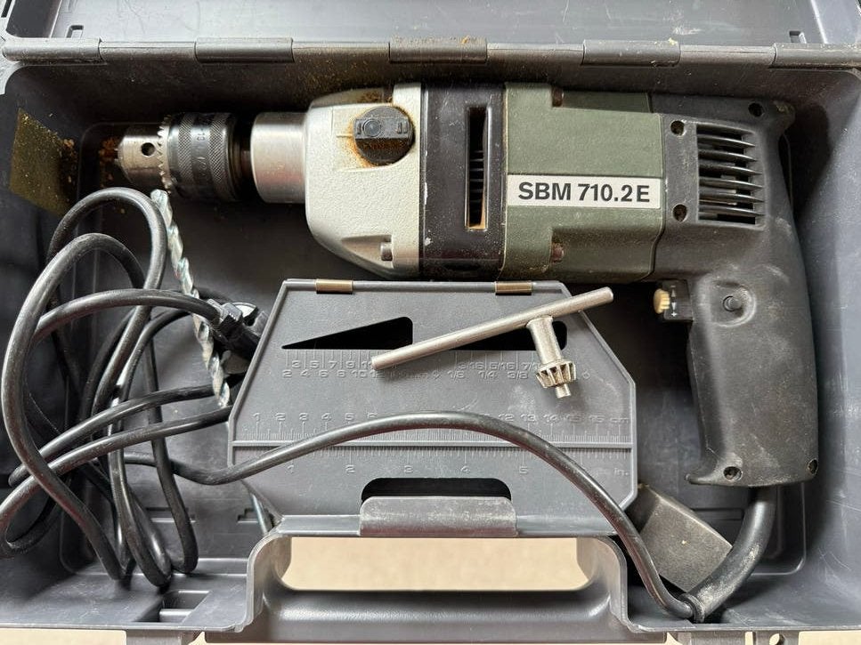 Boormachine SBM 710.2E in koffer, Doe-het-zelf en Verbouw, Gereedschap | Boormachines, Boormachine, Ophalen of Verzenden, Klopboormechanisme
