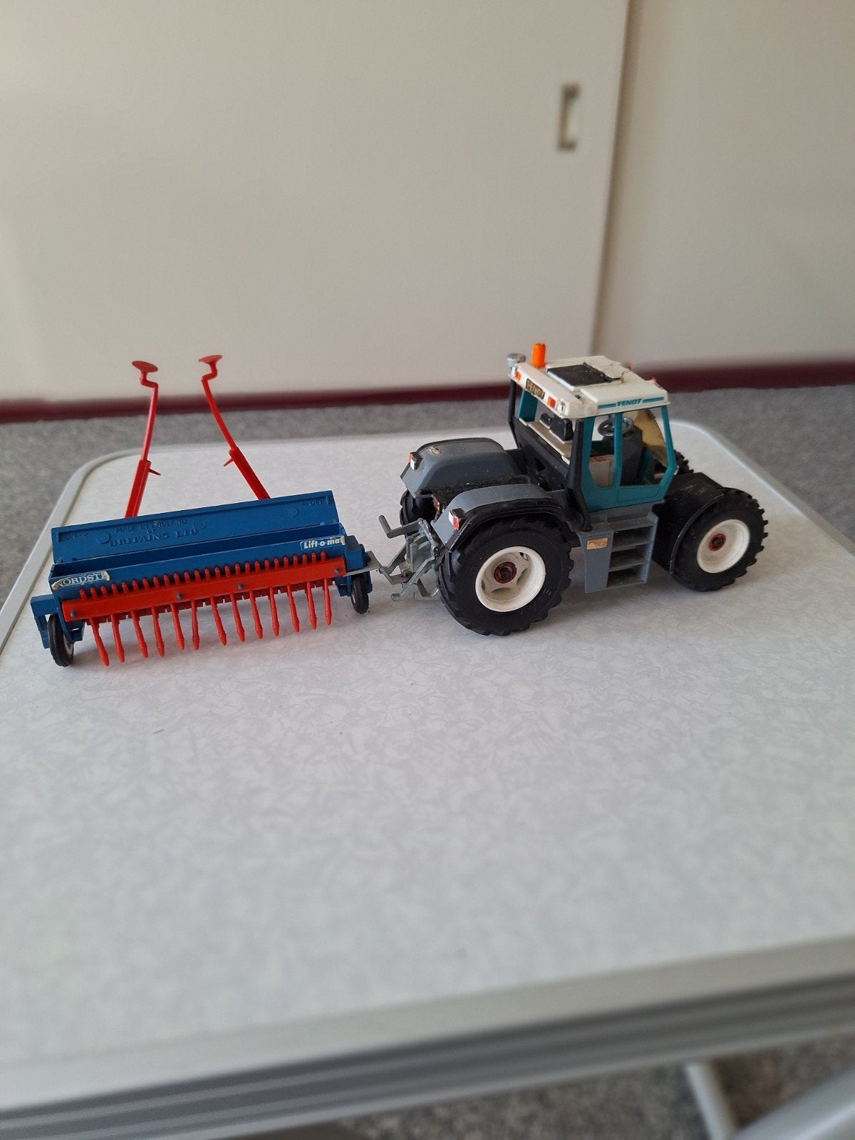 Fendt tractor met zaaimachine speelgoedmodel, Kinderen en Baby's, Speelgoed | Speelgoedvoertuigen, Ophalen of Verzenden, Gebruikt