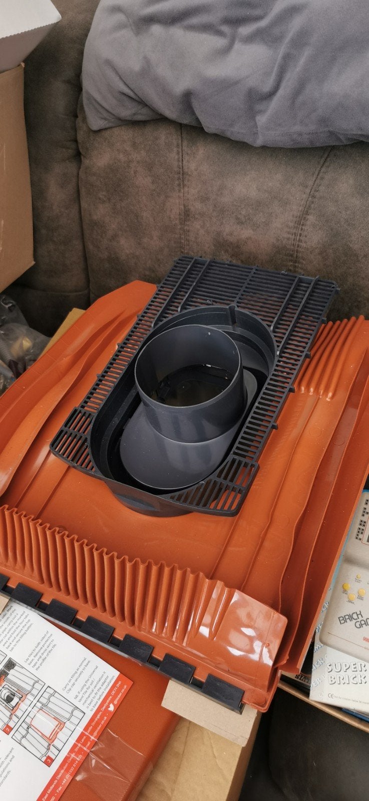 Universele lage ventilatiepan Ø 100 mm rood, Doe-het-zelf en Verbouw, Kunststof, Nieuw, Ophalen of Verzenden, Dakpannen