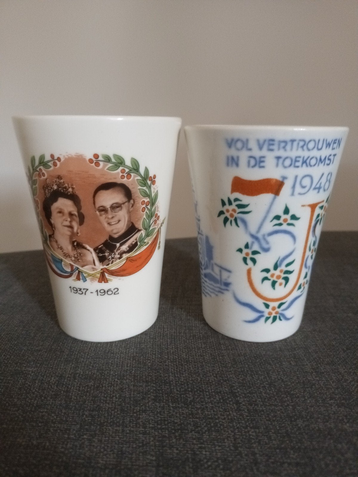 Vintage Herdenkingsbekers Juliana & Bernhard en 1948, Ophalen, Gebruikt, Nederland, Servies