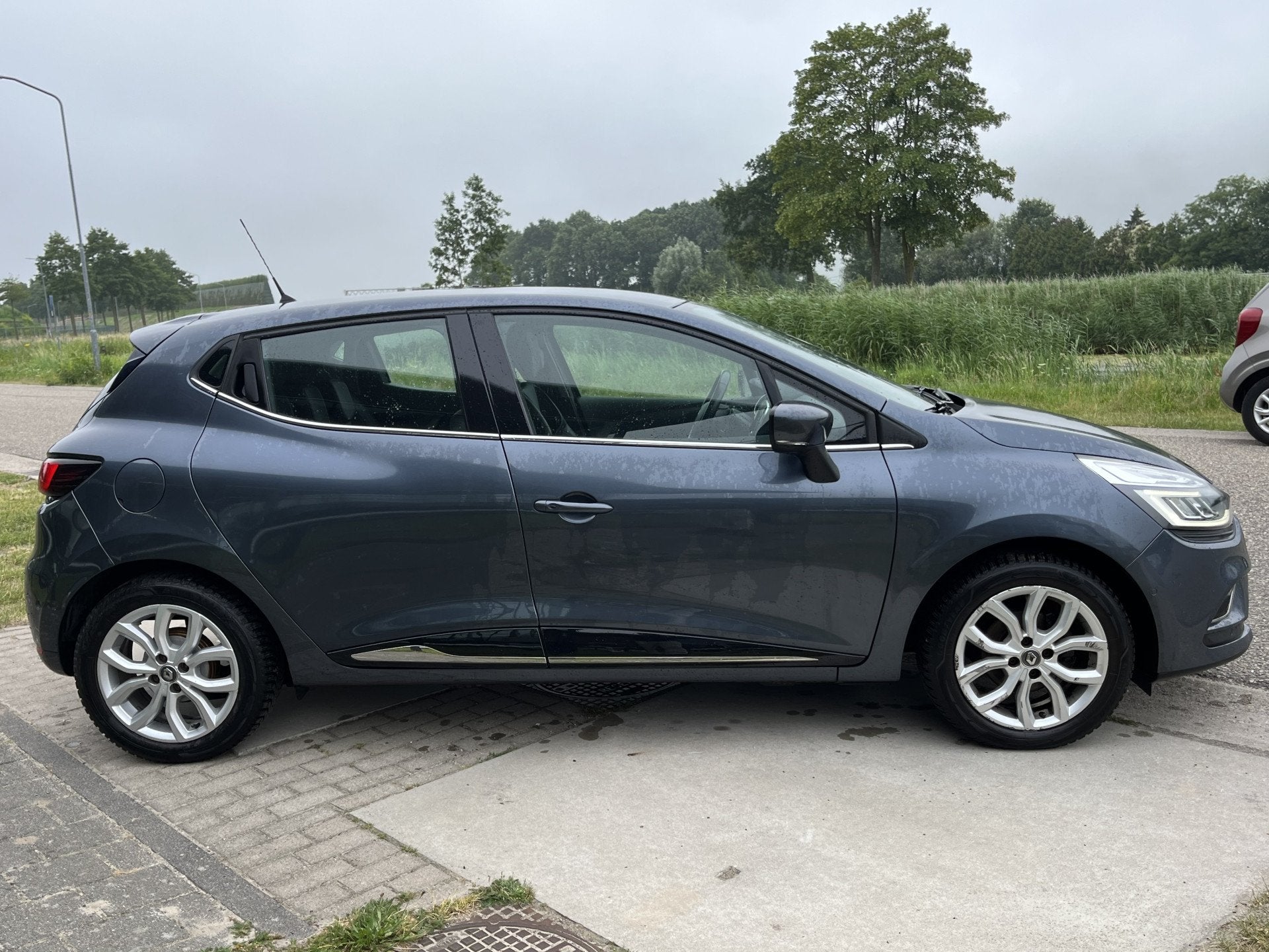 Renault Clio 0.9 TCe Intens Camera / Navigatie / Climate / K, Auto's, Voorwielaandrijving, Gebruikt, 580 kg, Leder en Stof