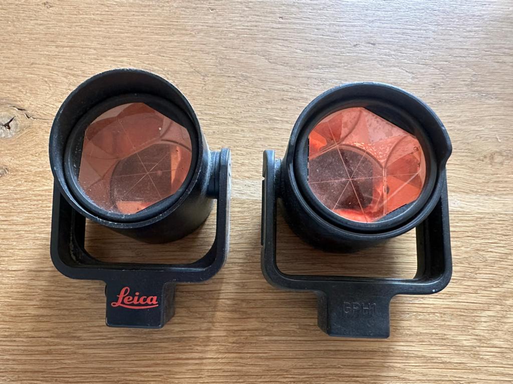 2 Leica prisma’s, GPH1 en een GPR121, Ophalen of Verzenden, Gebruikt