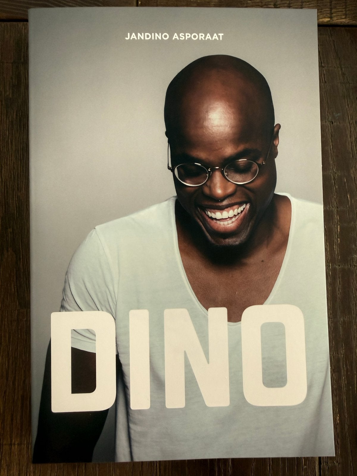 Dino - Jandino Asporaat - Gesigneerd exemplaar, Ophalen of Verzenden, Nieuw, Film, Tv en Media