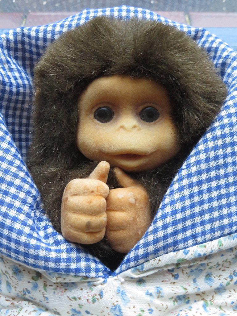Handpop aap chimpansee baby aapje monkey in slaapzak vintage, Overige typen, Ophalen of Verzenden, Zo goed als nieuw, Middelgroot (20 tot 80 cm)