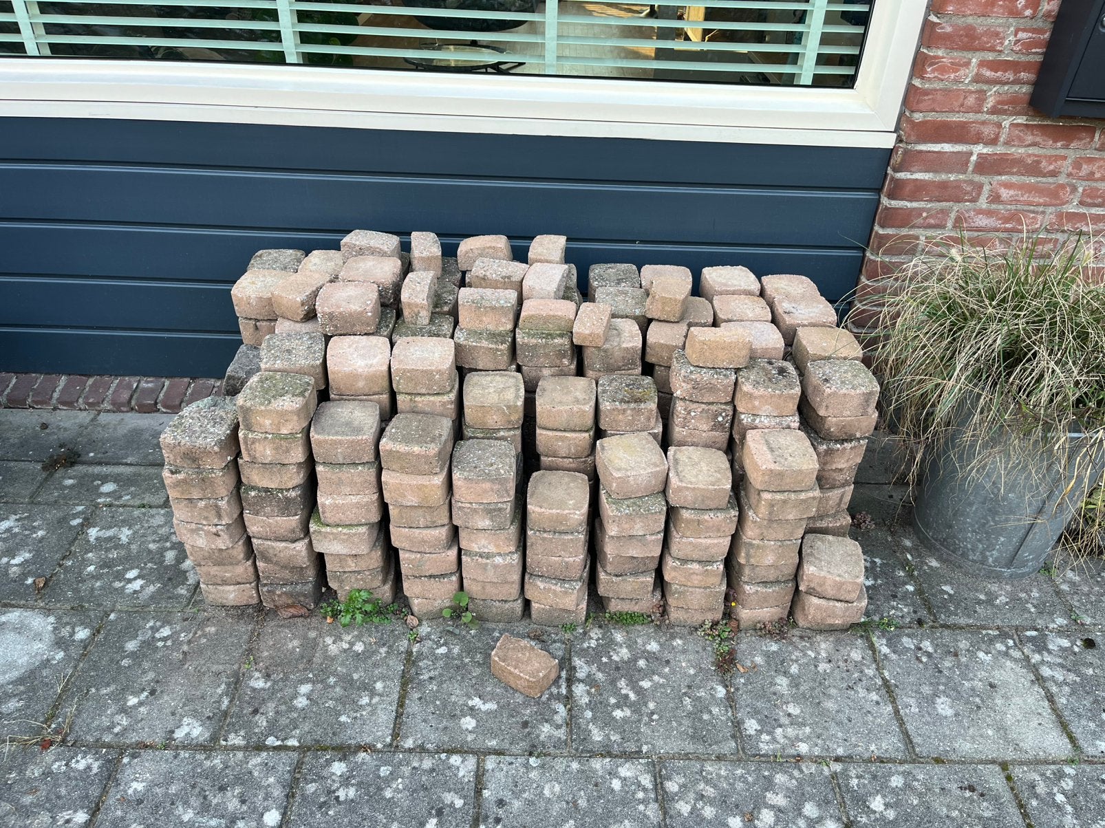 Gratis stenen, Tuin en Terras, Ophalen, Zo goed als nieuw, Beton, Klinkers