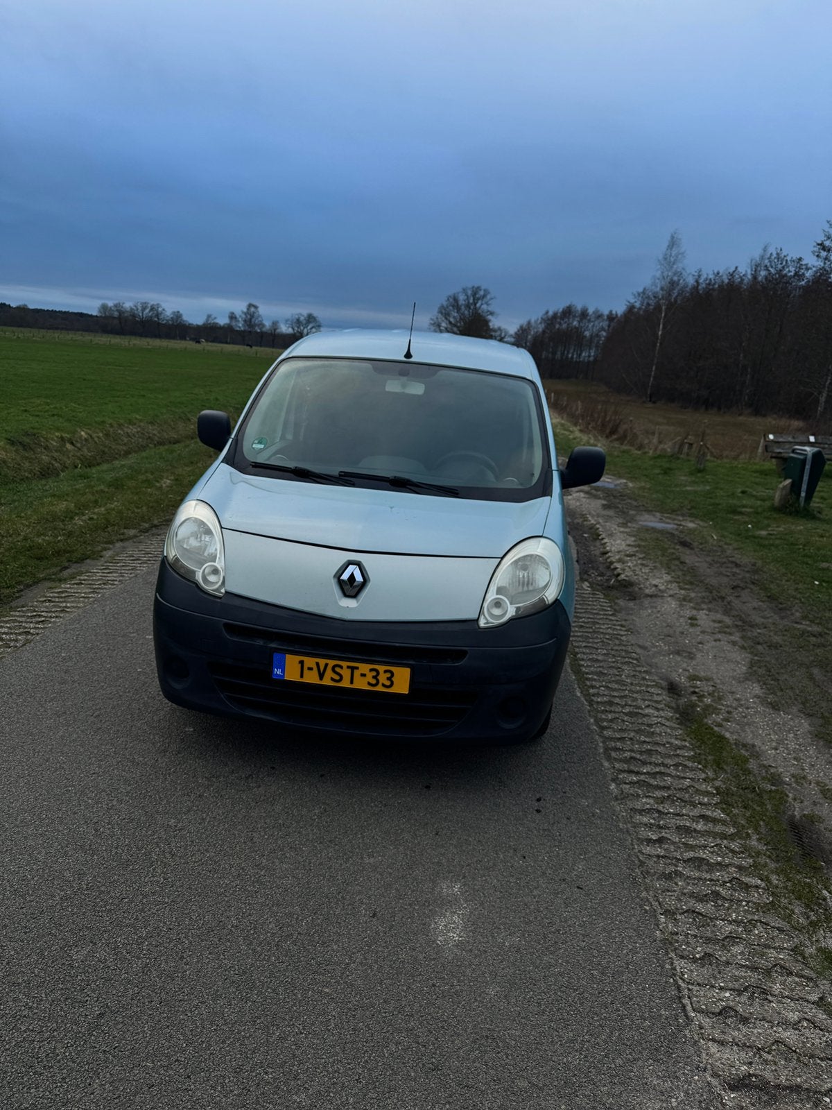Te koop Renault kangoo Lees Beschrijving !!