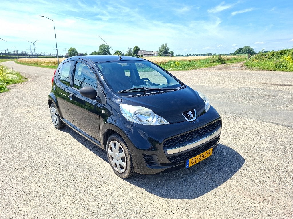 Peugeot 107 1.0 12V 5DR 2011 Zwart Airco, Auto's, Peugeot, Voorwielaandrijving, Stof, 4 stoelen, Origineel Nederlands