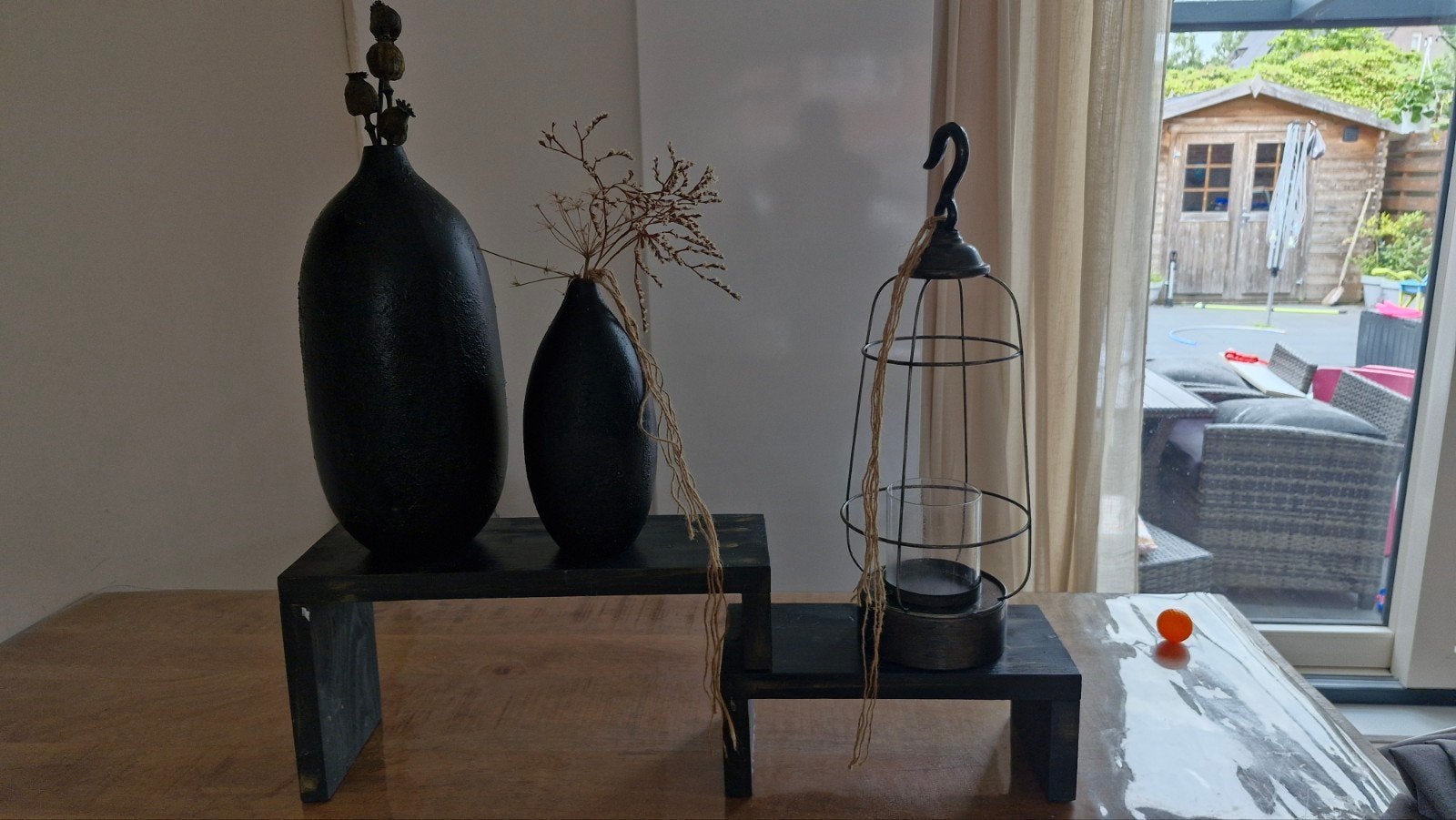 Decoratieve set: 2 vazen, lantaarn en houten standaards, Ophalen, Hout, Modern, Gebruikt
