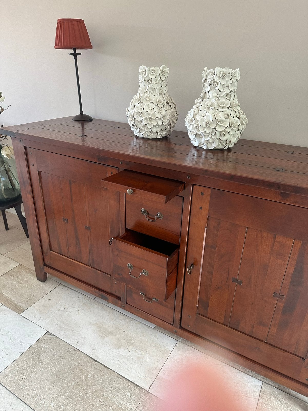 Massief houten dressoir met lades en deuren, Ophalen, 150 tot 200 cm, Zo goed als nieuw, Met lade(s)