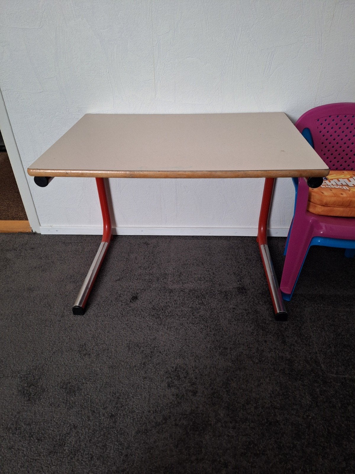 Zwarte houten stoel en rood bureau, Ophalen, Gebruikt, Tafel(s) en Stoel(en)