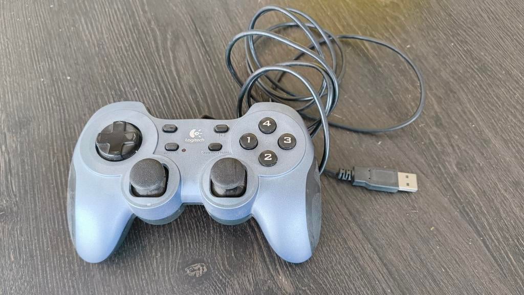 Logitech USB Game Controller Rumblepad 2, Gebruikt, Ophalen of Verzenden, PC, Logitech