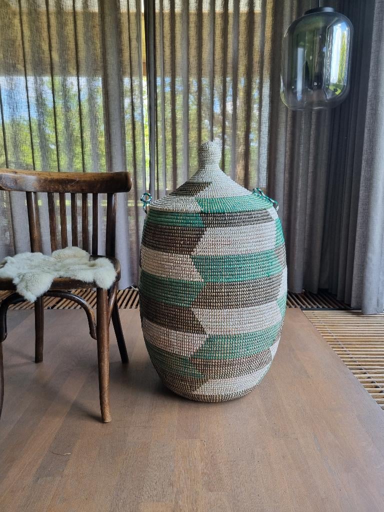 Grote afrikaanse wasmand groen zwart wit uit Senegal, Huis en Inrichting, Woonaccessoires | Schalen en Manden, Mand, Rond, Nieuw