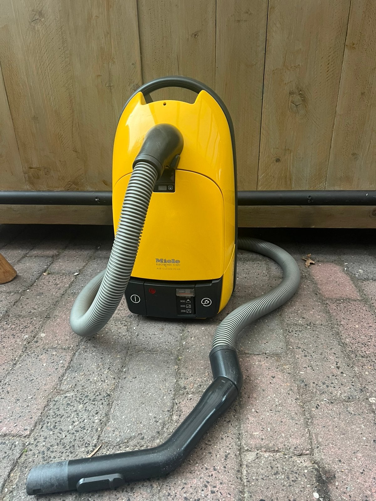 Miele s321i stofzuiger werkt nog goed, Gebruikt, Geschikt voor harde vloeren, Miele, Ophalen
