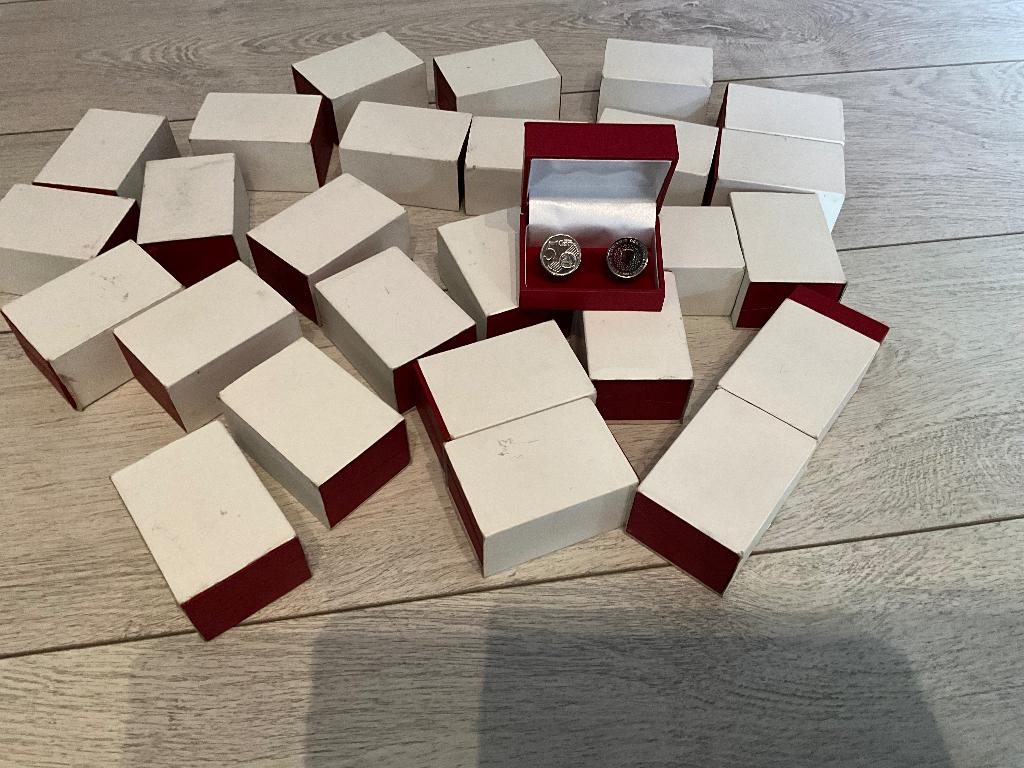 26 stuks Leuke manchetknopen met 5 cent, 26 stuks Leuke manchetknopen met 5 cent, Nieuw, Ophalen of Verzenden, Emmen