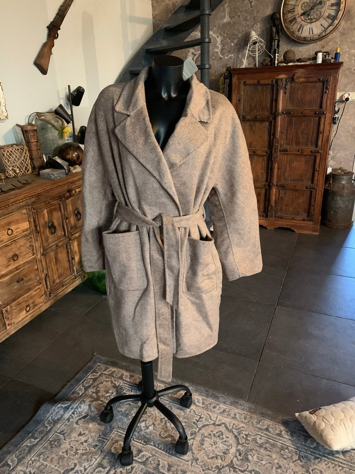Reserved wollen jas met visgraatmotief en ceintuur, Ophalen of Verzenden, Zo goed als nieuw, Maat 46/48 (XL) of groter, Bruin