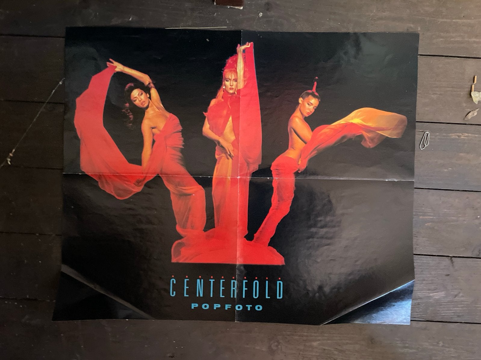 Centerfold Popfoto Poster - Vrouwen in rode doeken, Verzamelen, Ophalen of Verzenden, A1 t/m A3, Overige onderwerpen, Rechthoekig Staand