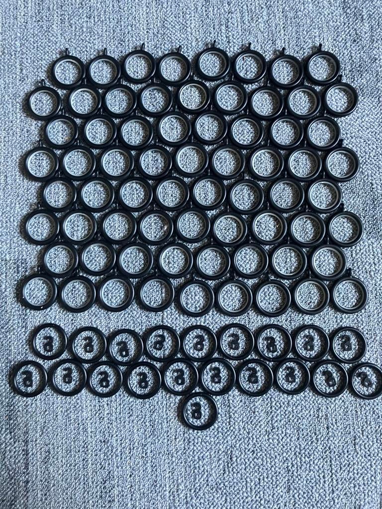 69x Metalen gordijnringen met haak, Ø 45 mm, rubber binnenin, Minder dan 50 cm, Zwart, Ophalen of Verzenden, Zo goed als nieuw