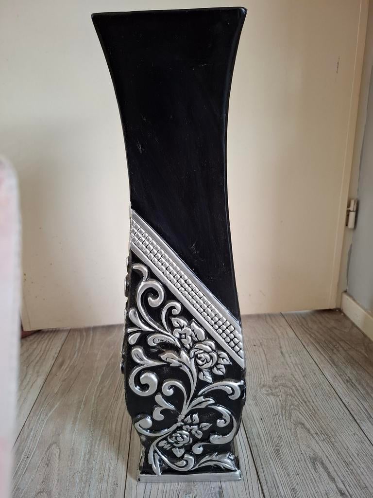 Zwarte vaas met zilveren decoratie - 59,5 cm hoog, Huis en Inrichting, Woonaccessoires | Vazen, Ophalen, Overige materialen, Gebruikt