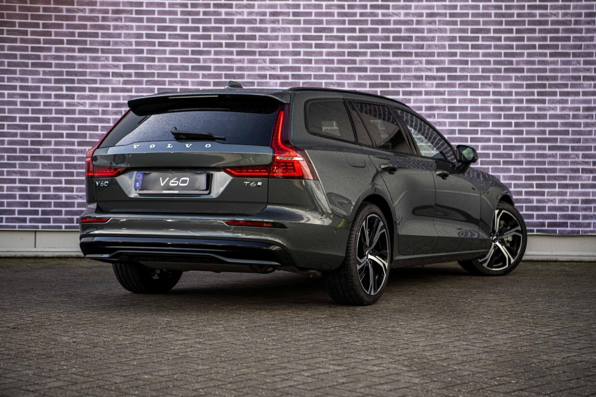 Volvo V60 T6 Plug-in hybrid AWD Ultra Dark | Google | Long R, Auto's, Volvo, Stof, Gebruikt, Euro 6, 180 min