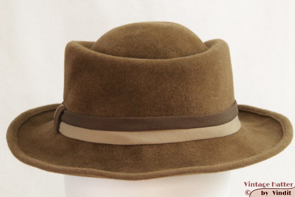 Vintage Dameshoed bruin stijf velours 55 = S tot XS, Kleding | Dames, Ophalen of Verzenden, Gedragen, 55 cm (S, 6⅞ inch) of minder