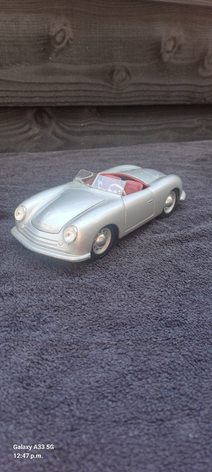 mooie porsche kleur grijs, Hobby en Vrije tijd, Modelauto's | 1:18, Ophalen of Verzenden, Zo goed als nieuw
