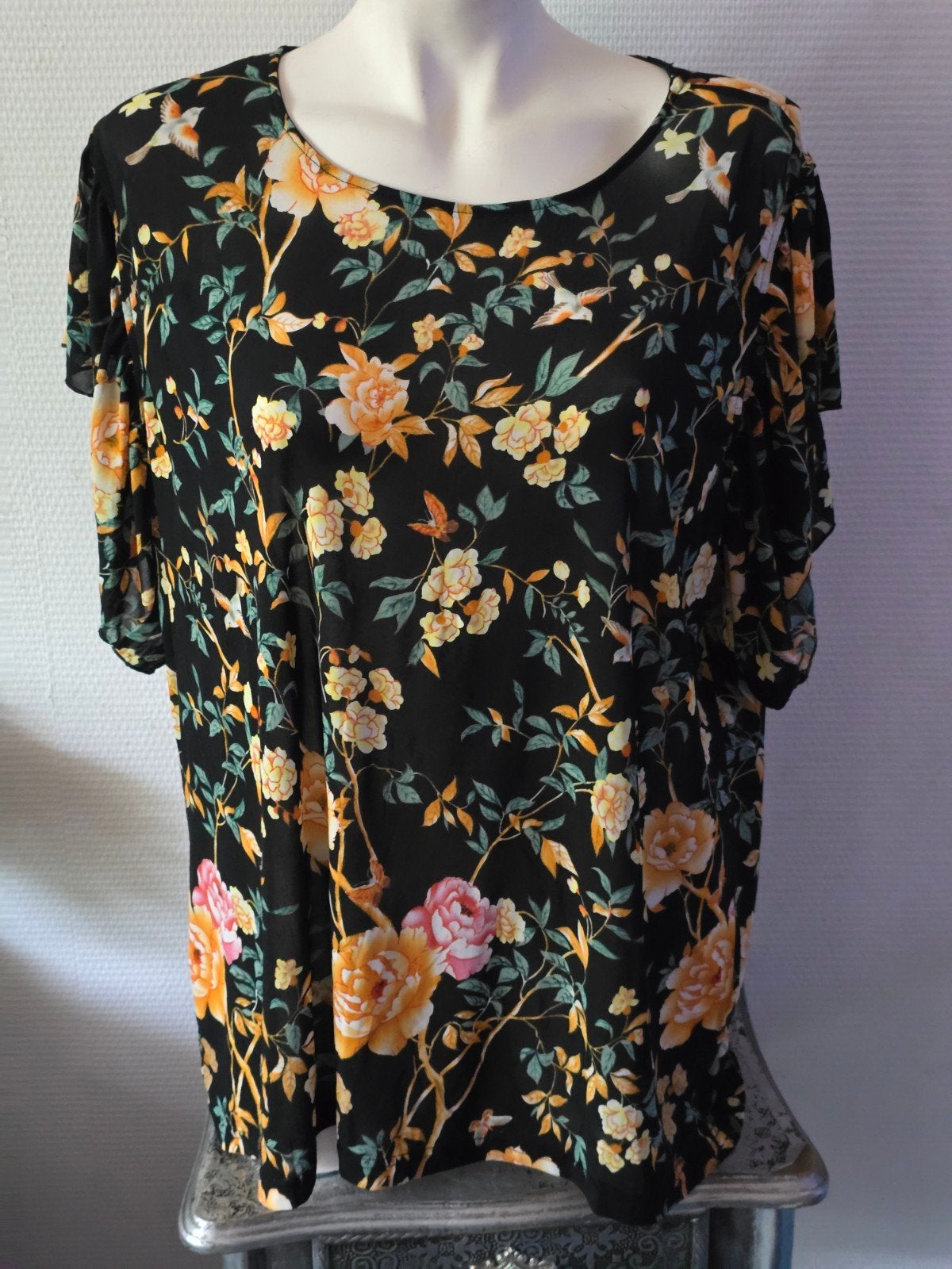 Zwart T-shirt met bloemenprint Maat XL, Kleding | Dames, T-shirts, Zwart, Maat 46/48 (XL) of groter, Ophalen of Verzenden, Korte mouw
