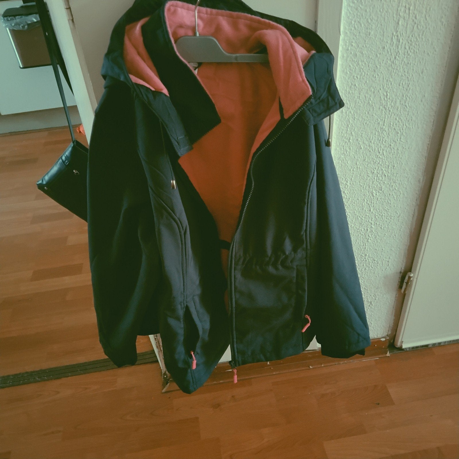 Donkerblauwe jas met roze voering, rode jas, Ophalen
