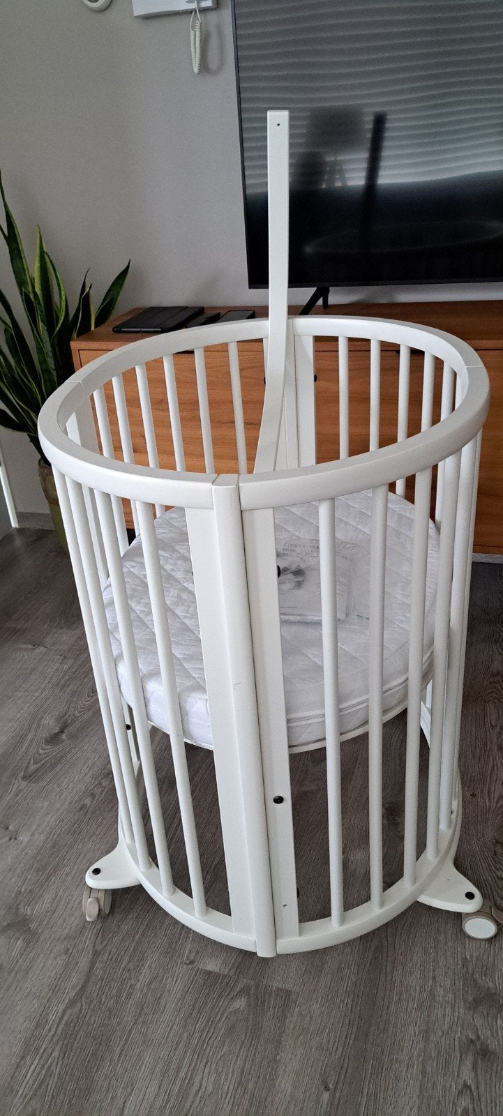 Stokke Sleepi Mini – Wit (Inclusief matras en hemelstang)
​B, Ophalen of Verzenden, Zo goed als nieuw, Wieg