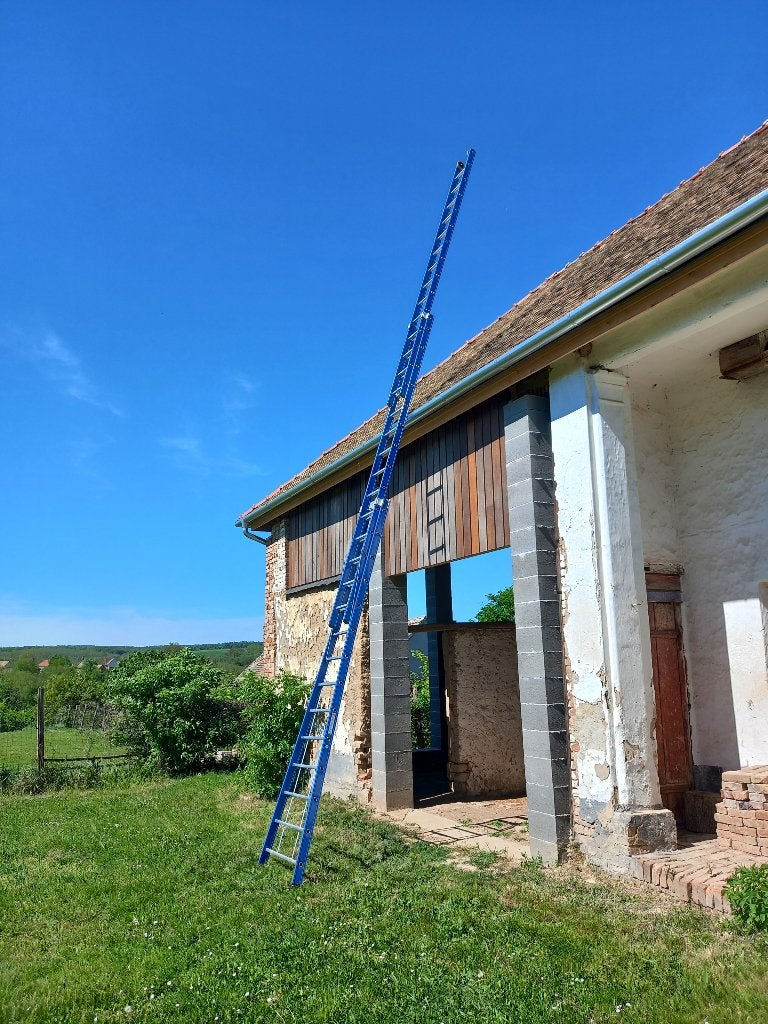 Skyworks ladder 3x14 treden, zeer solide in nieuwstaat € 600, Doe-het-zelf en Verbouw, Ophalen, Zo goed als nieuw, 4 meter of meer