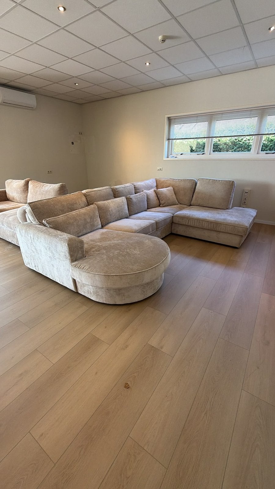 Hoekbank met ronde lounge 330cm SHOWMODEL, Huis en Inrichting, Ophalen, Hoekbank, 300 cm of meer, Zo goed als nieuw