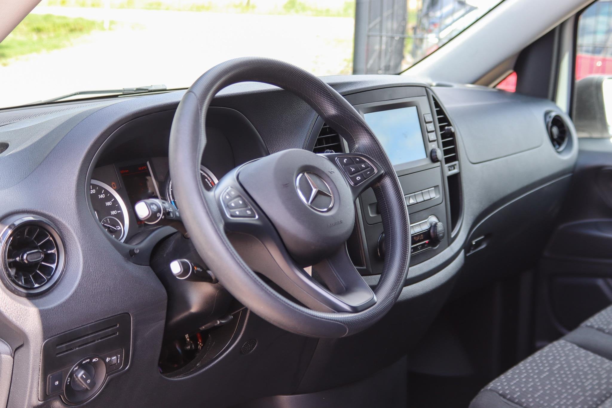 Mercedes-Benz eVito Tourer PRO L2 90 kWh 9-Persoons, DAB, Cr, Auto's, 2430 kg, Stof, Gebruikt, Zwart