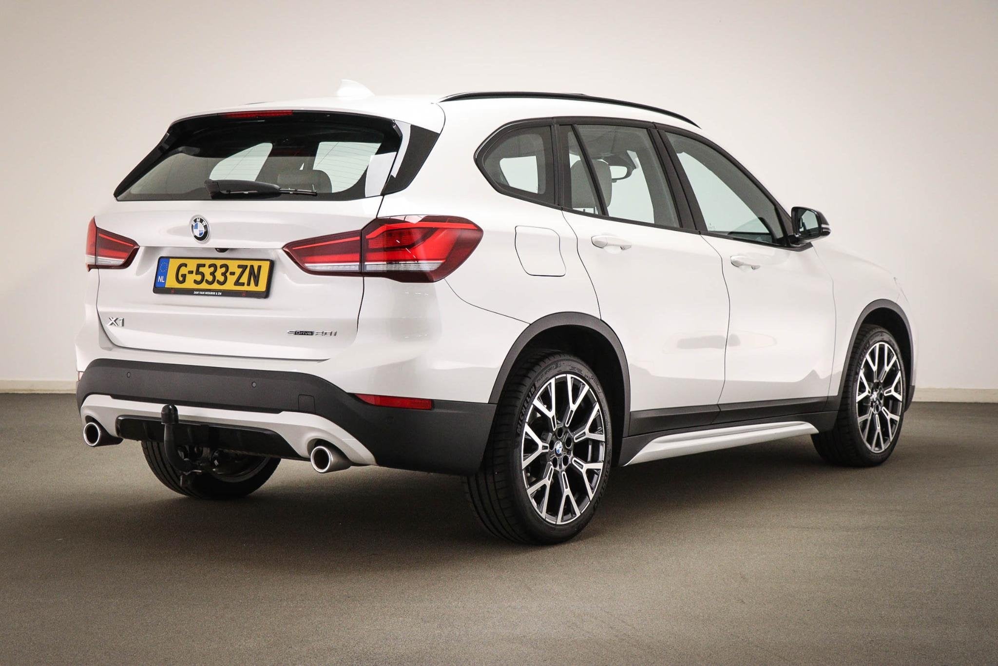 BMW X1 sDrive20i High Executive Edition | PANORAMADAK | HEAD, Met garantie (alle), Bedrijf, Grijs, SUV of Terreinwagen