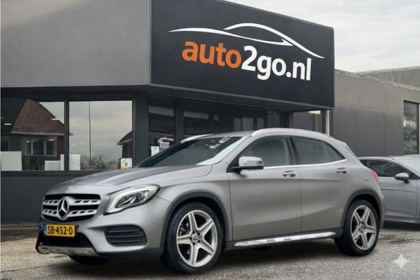 Mercedes-Benz GLA 180 AMG-LINE AUT7 LEDER 19 INCH-LMV NAVI P, Auto's, Gebruikt, Euro 6, 4 cilinders, 715 kg