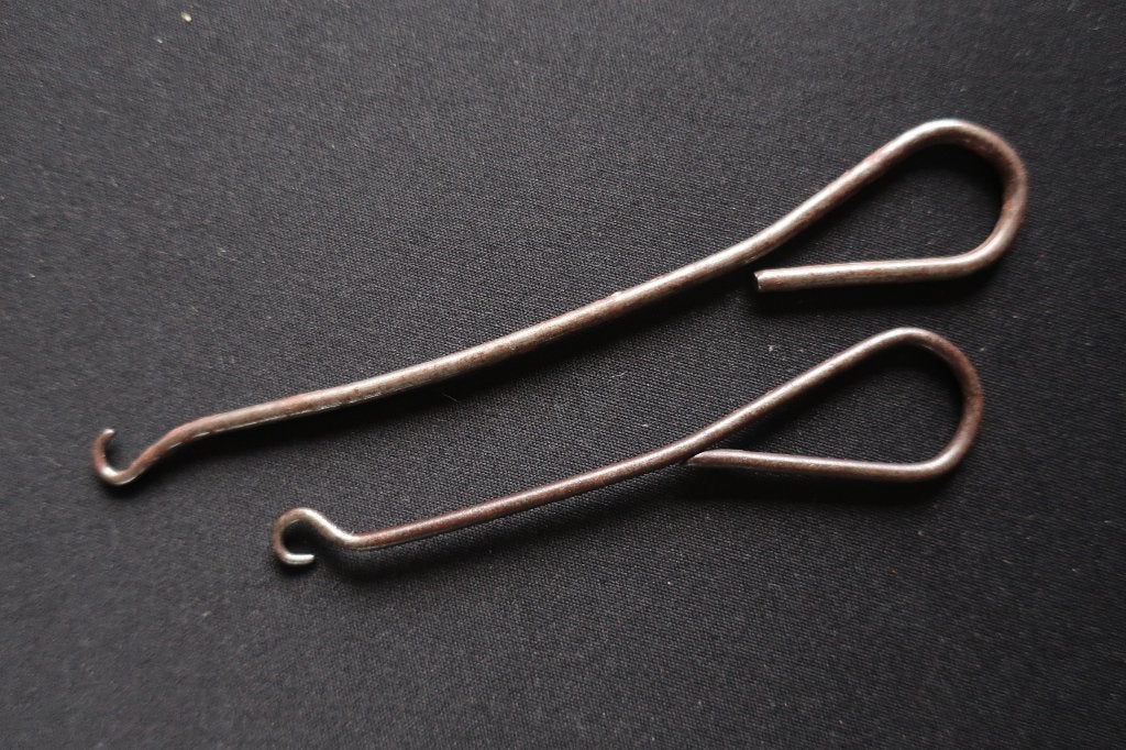 ANTIEK  - METALEN KNOPENHAKEN, Ophalen of Verzenden