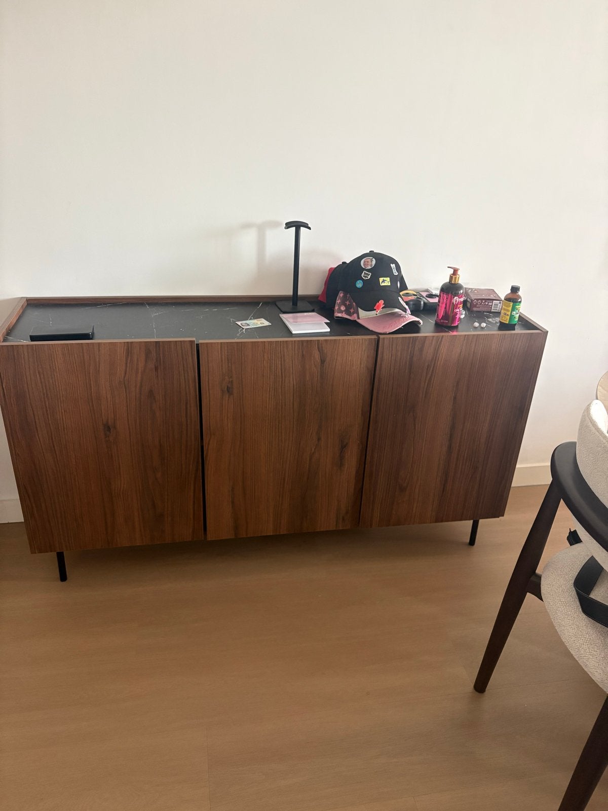 Modern dressoir met marmerlook blad en walnoot afwerking, Huis en Inrichting, Ophalen, 150 tot 200 cm, Zo goed als nieuw, 25 tot 50 cm