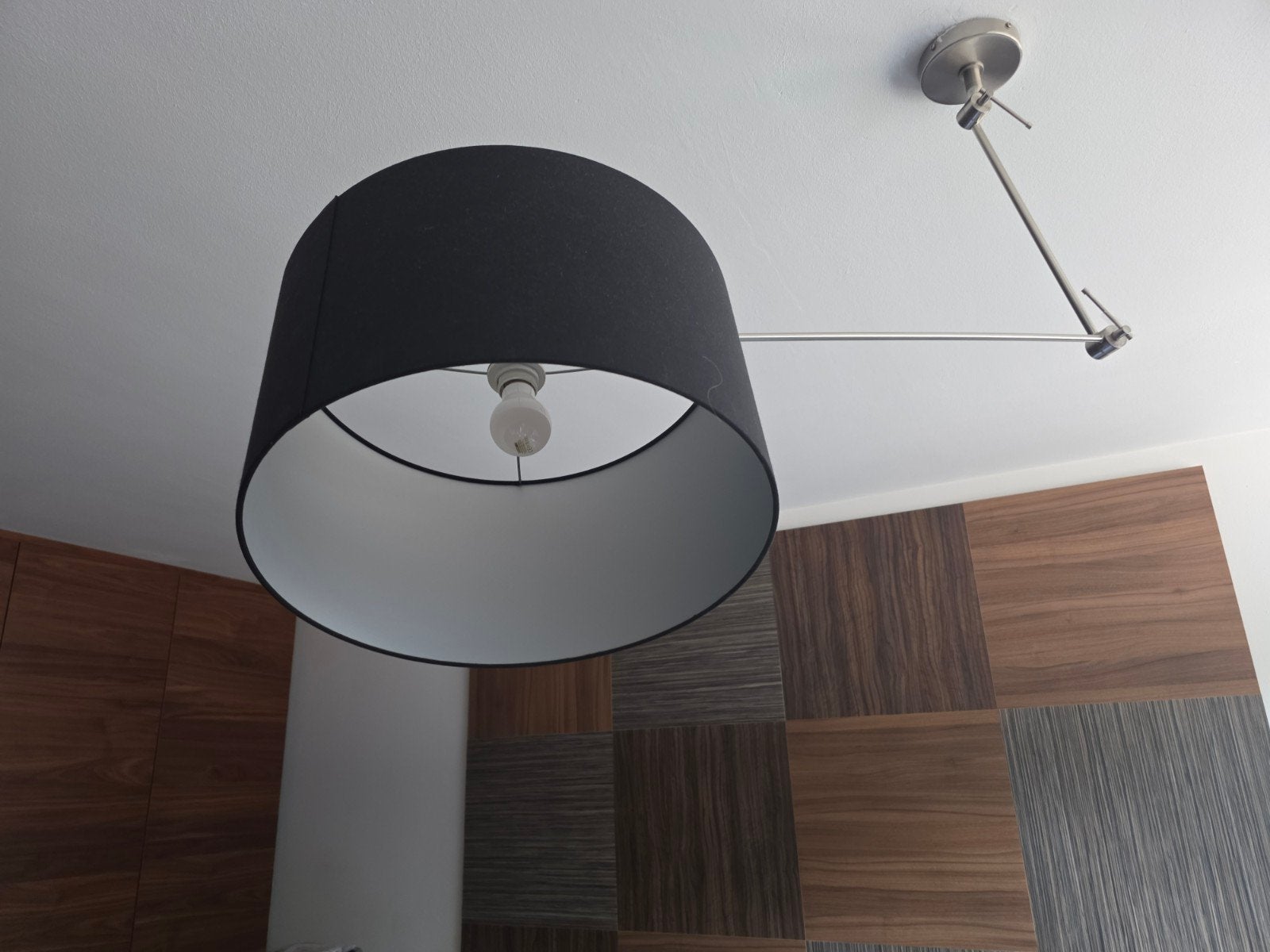 Moderne plafondlamp met verstelbare arm en zwarte kap, Modern, E27 (groot), Ophalen of Verzenden, Textiel