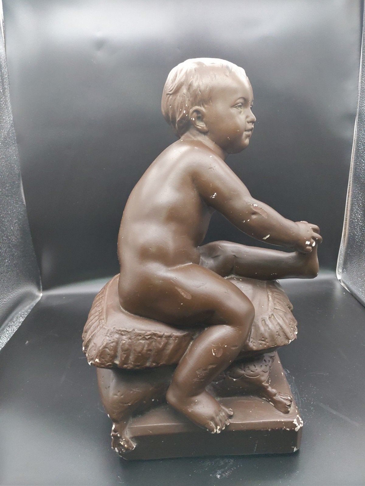 Foto 2 van Vintage Beeld Zittende Baby op Kussens - Bronslook Gips