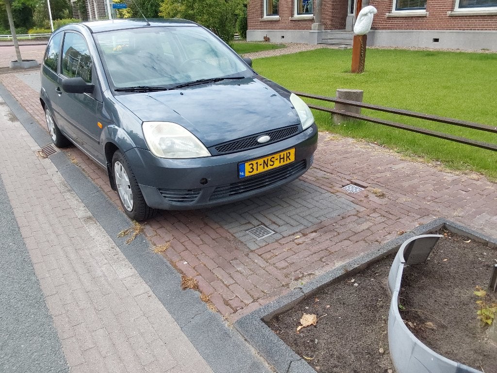 Ford Fiësta 1.4 16V 3DR 2004 Grijs 128000 KM!!! NAP, Auto's, Voorwielaandrijving, Stof, 40 €/maand, 4 cilinders