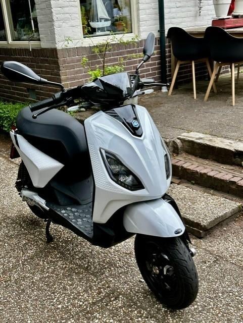 Piaggio 1 (One) 2 maanden gereden met slechts 900 km, Fietsen en Brommers, Ophalen, Overige modellen, Maximaal 45 km/u, Elektrisch