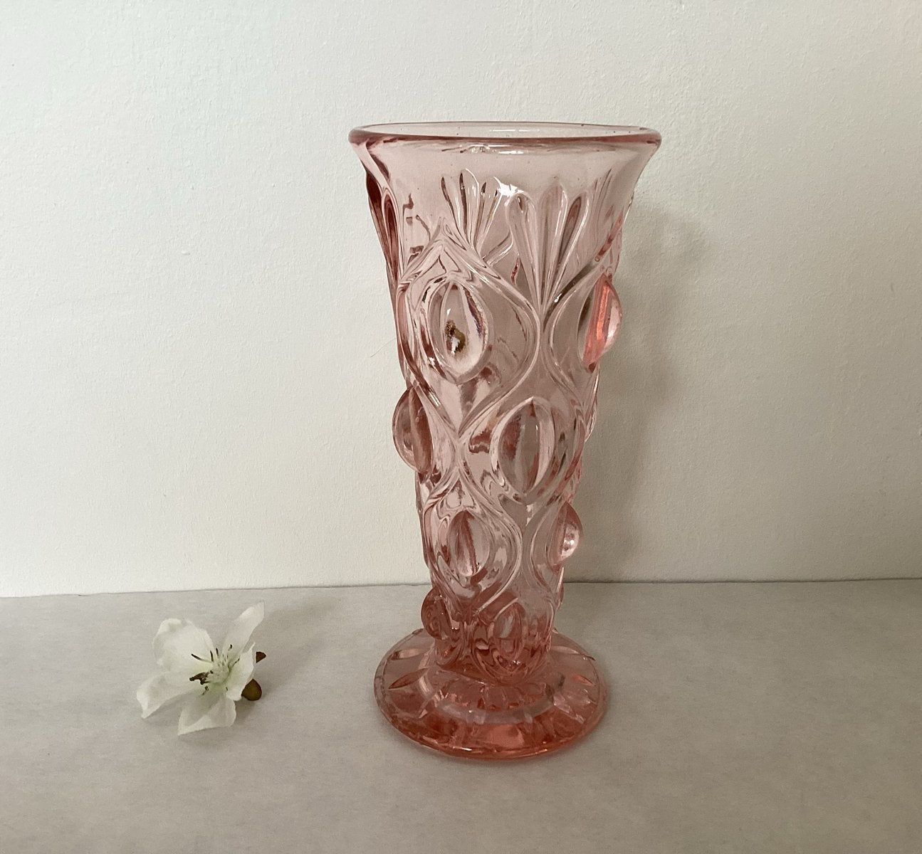 Vintage roze glas vaas met reliëfpatroon, Ophalen of Verzenden
