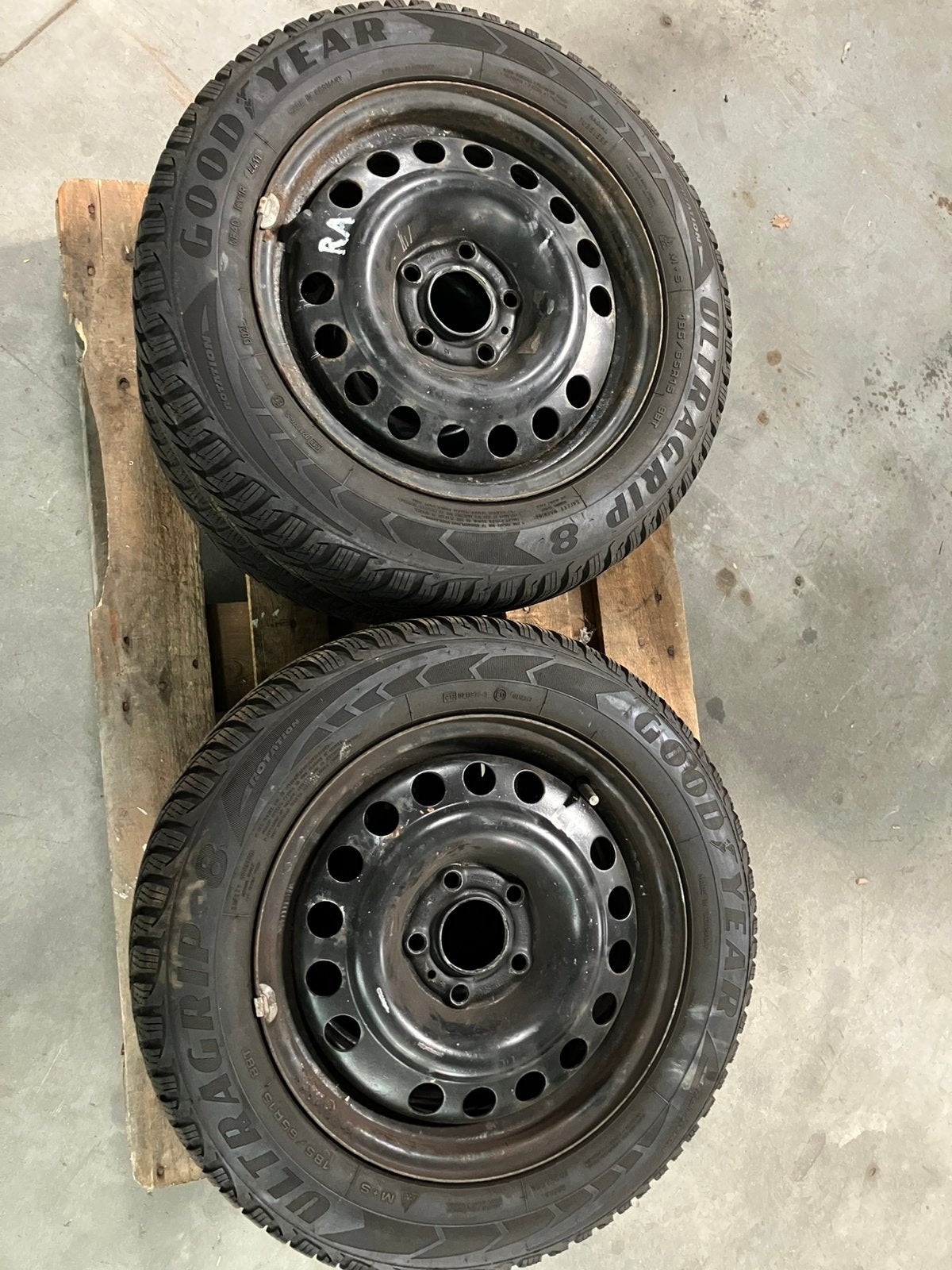 Good Year 185/65R15 Winterbanden met wieldoppen Saab 9-3 900, Auto-onderdelen, Gebruikt, 15 inch, Banden en Velgen, Personenwagen