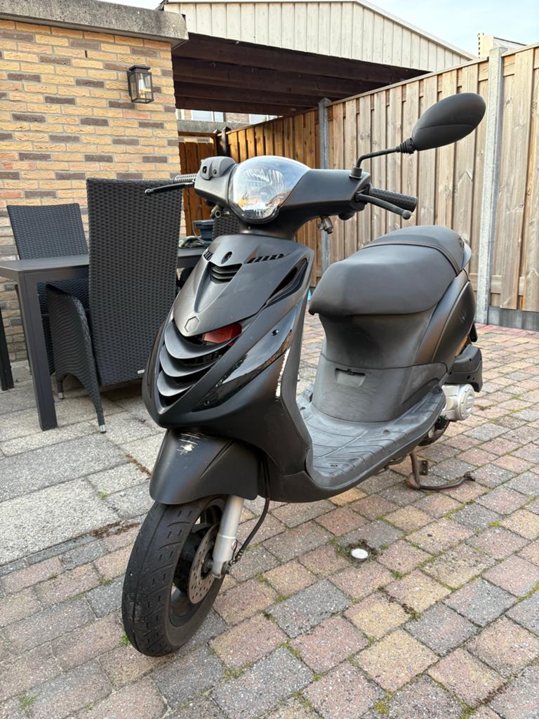 Piaggio Zip 2022 injectie, Fietsen en Brommers, Scooters | Piaggio, Ophalen, Gebruikt, Maximaal 45 km/u, Zip
