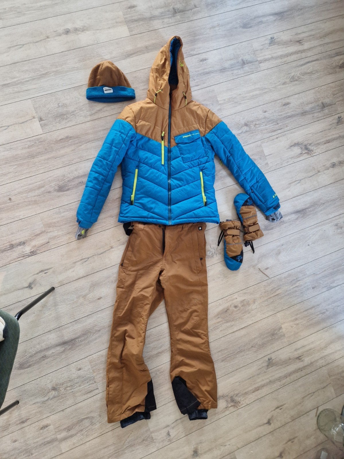 Protest skipak (jas, broek, muts, wanten) - Maat M, Ophalen, Gedragen, Protest