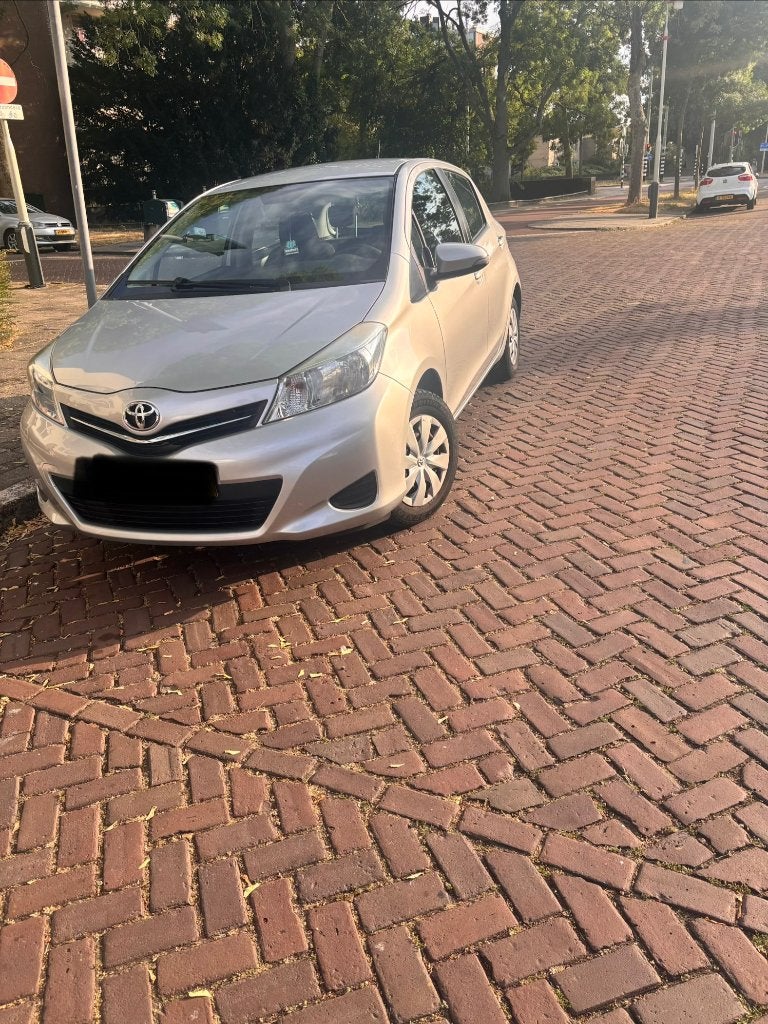Lage KM scherpe prijsToyota Yaris 1.0 Vvt-i 5-DRS 2014 Grijs, Auto's, Toyota, Euro 5, Stof, Origineel Nederlands, Bedrijf
