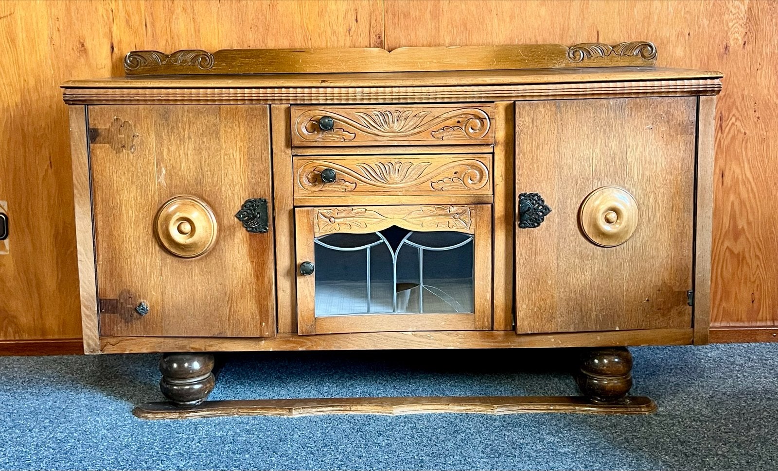 Antiek dressoir met beschadigd glas, Ophalen
